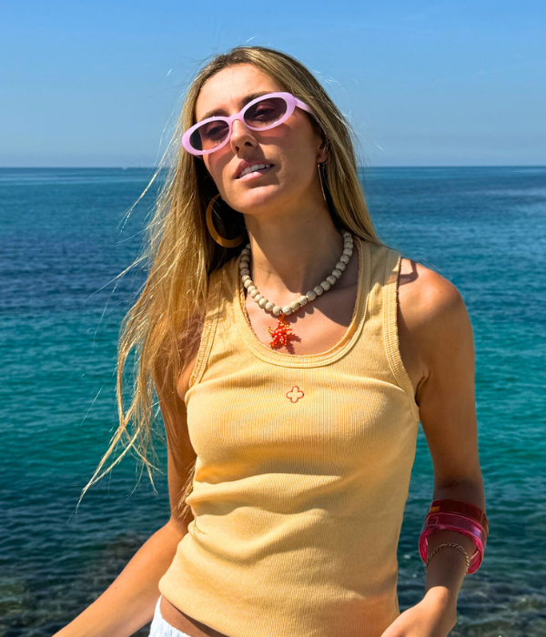 Collar beige con estrella naranja
