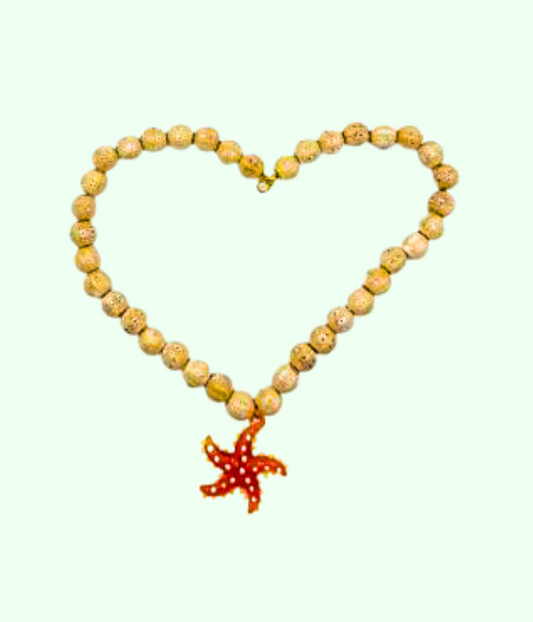 Collar beige con estrella naranja